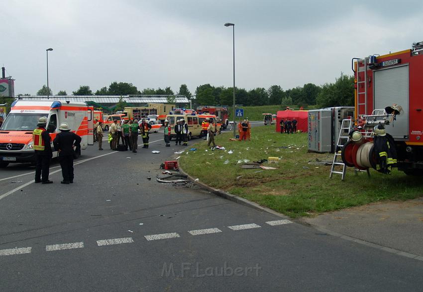 Schwerer Unfall mit Reisebus Lohmar Donrather Dreieck P344.JPG